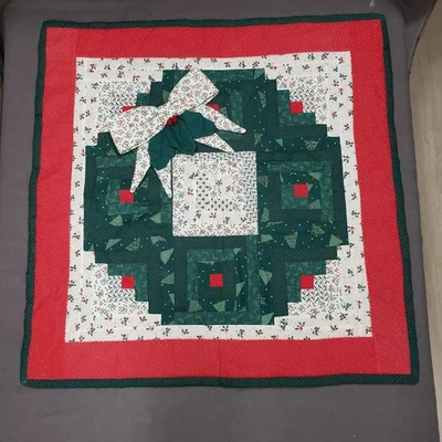 Edredón de Navidad de colección colgante de pared corona de troncos cabaña arco acebo 31" cuadrado decoración navideña Foto 1 de 4