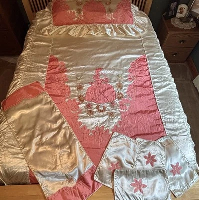 Colcha de satén bordada de terciopelo vintage doble Southern Belle dama pieza Foto 1 de 4