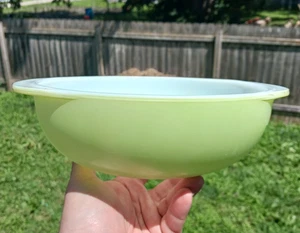 Vintage Pyrex Lime Green 024/ 2Qt Handled Glass Bowl - Picture 1 of 15