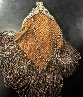 Cartera antigua Art Deco dorada con marco de filigrana cuentas de cobre forrada con flecos largos LME Foto 1 de 4