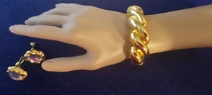 Brazalete/pulsera abrazadera estilo cuerda dorado pesado vintage de los años 80~ con PENDIENTES LUCITE - Imagen 1 de 18