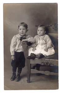 1904-1918 DE COLECCIÓN RPPC FOTO REAL AZO 4 ARRIBA TRIÁNGULOS POSTAL LINDOS NIÑOS - Imagen 1 de 4