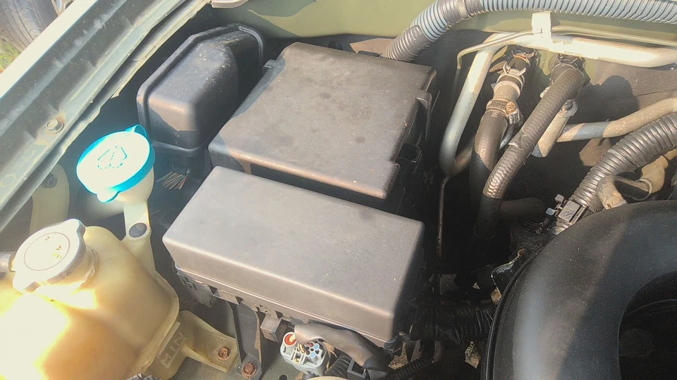 05 NISSAN XTERRA Engine Fuse Box - Image 1 of 1