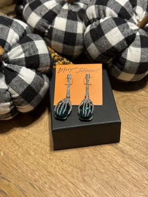 Серьги-капли с камнями и зелеными драгоценными камнями Betsey Johnson ВЕДЬМА ВИСЯЧИЕ РУКИ - Изображение 1 из 3