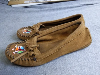 Minnetonka Zapatos Mujer Talla 7.5 Marrón Gamuza Cuentas Mocasines Kilty Driving 403J Foto 1 de 4