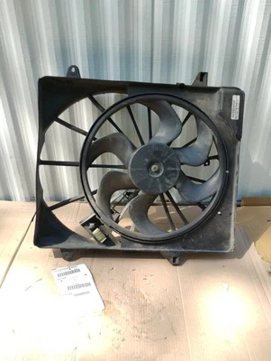 Conjunto de ventilador de radiador Dodge Nitro 2007-2011 cubierta OEM 68003974AB Foto 1 de 4