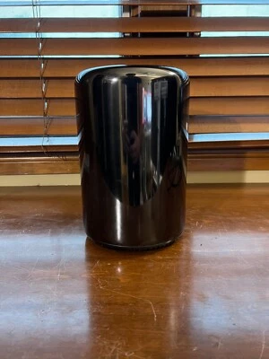 Apple Mac Pro 6 núcleos 16 GB RAM 256 GB SSD AMD D300 Foto 1 de 4