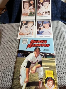 1 BROOKS ROBINSON 1992 NEUER COMIC + 2 ROBINSON POSTKARTEN + + 2 THOMAS POSTKARTEN - Bild 1 von 8