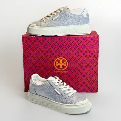 NUEVO EN CAJA $378 TORY BURCH Ladybug Plata Brillo/Cuero Blanco Zapatillas bajas Talla 8 Foto 1 de 4
