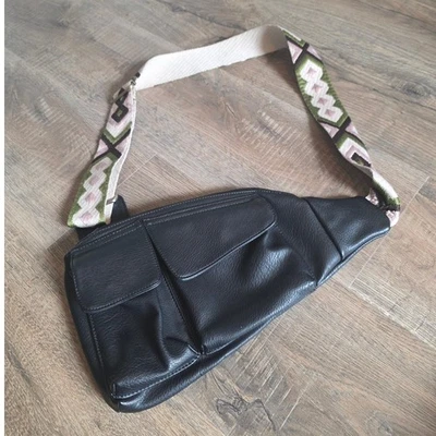 Сумочка-органайзер через плечо Urban Originals Anthropologie черная богемная слинг  - Изображение 1 из 4