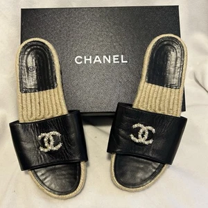 Chanel Gr.42EU 10 US Pantoletten Sandalen Pearl CC Top schwarz Lammfell Jute Cruise gebraucht, in einwandfreiem Zustand - Bild 1 von 10