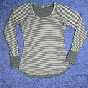 Top Lululemon Apri il Cuore a Righe Manica Lunga Fori Pollice Grigio Atletico - Foto 1 di 5