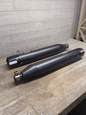 Harley Touring MILWAUKEE 8 SCREAMIN EAGLE 黑色消声器 (64900448/64900449) 原始设备制造商 — 第 1/4 张图片