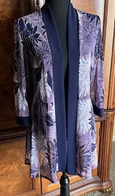 Cárdigan para mujer R&M Richards estampado floral 12P azul marino/púrpura manga cuarto Foto 1 de 2
