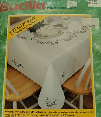 Bucilla Pfaltzgraff WINTERBERRY Estampado Bordado 52x70" Mantel Kit 84122 Foto 1 de 4