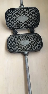 "Plato de gofrera de aluminio fundido vintage para hacer pizzelle de 22"" de largo de 6,5"" X 4""" Foto 1 de 4