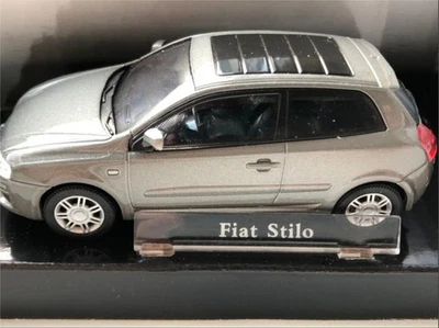 Cararama 2001 Fiat Stilo Diecast Modelo Coche-Escala 1/43-Plata-Orig. Caja-Vintage Foto 1 de 4