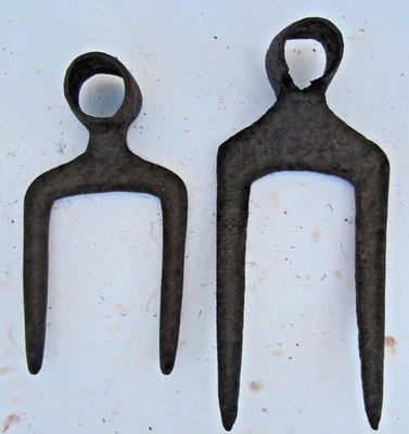 Outils anciens 2 croc à deux dents en fer forgé - Photo 1/3