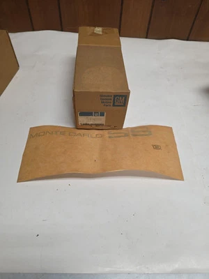 Adesivo tampa do porta-malas Chevrolet "Monte Carlo SS" NOS GM 1983 1984 14070902 - Imagem 1 de 3