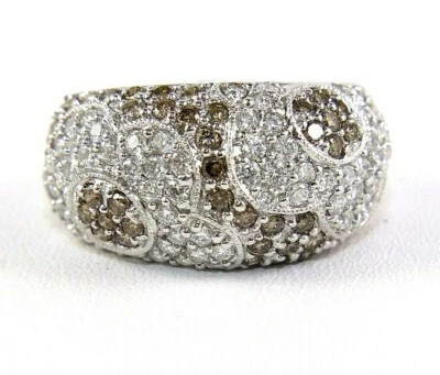 Anillo ancho con cúpula de diamantes blancos marrones naturales de oro blanco de 18 k de 2,21 quilates Foto 1 de 4