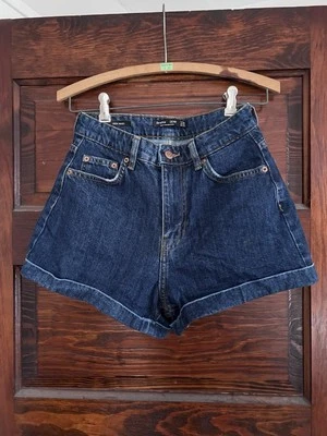  Pantalones cortos vaqueros Bershka cintura alta mamá talla cuatro  Foto 1 de 4