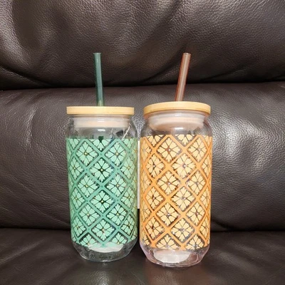 Copo copo de plástico 2-20 oz com tampa de bambu e design floral verde e laranja palha NOVO - Imagem 1 de 3