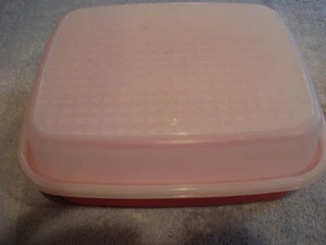 PLASTIC TUPPERWARE SEASON-SERVE MEAT MARINATING CONTAINER (12" X 11" X 4 1/4") - Picture 1 of 5