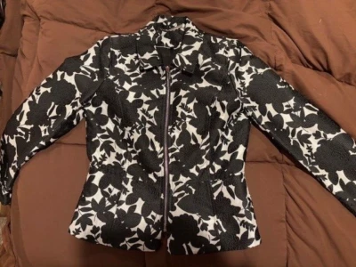 Блейзер женский White House Black Market белый черный с цветочным принтом парча размер 2 - Изображение 1 из 4