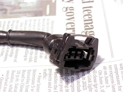 Enchufe de carrocería del acelerador Volvo con clip | se adapta al motor 240 245 B230F | 1989-1993 | $13 | Foto 1 de 3