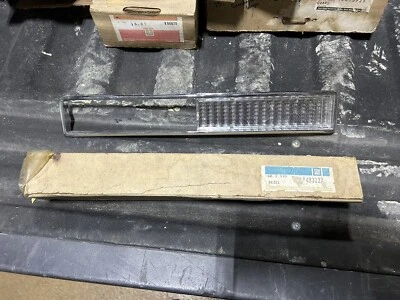 Bisel de luz de estacionamiento delantero NOS 74 Pontiac Bonneville Catalina - GM 493222 Foto 1 de 4