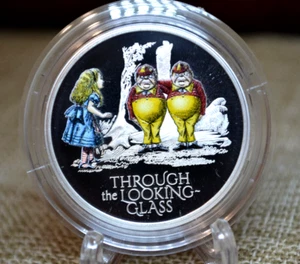 2 libras Royal Mint 2021 Reino Unido 1 oz Alicia a través del espejo color plata - Imagen 1 de 7