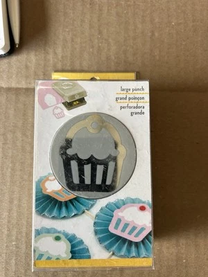 EK Tools БОЛЬШОЙ ПЕРФОРАТОР ДЛЯ КЕКСОВ Приблизительно 2-1/4 дюйма X 2 дюйма Перфорированное Изображение Размер НОВЫЙ - Изображение 1 из 2