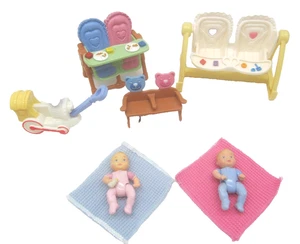 Artículos de guardería Fisher Price Loving Family Twin Time para casa de muñecas niñas y niños gemelos - Imagen 1 de 13