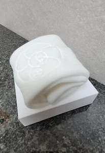 CHANEL Haarschmuck, Stirnband mit Kamelie und Chanel Logo, NEU - Bild 1 von 8