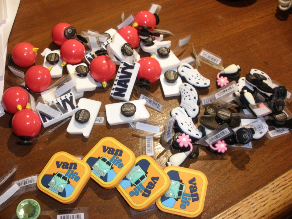 Crocs Jibbitz Charms Original You Choose Van, Marina, Piedras Preciosas, Fuerza Aérea (NUEVO CON ETIQUETAS) Foto 1 de 1