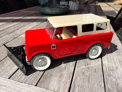 Vintage Structo International Harvester Scout with Snow Plow, doors & roof 1/16 - Image 1 of 4