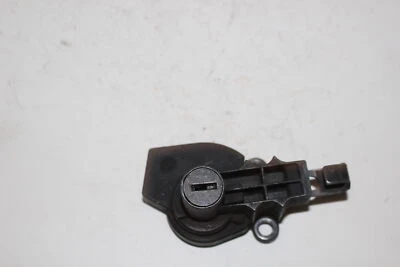 ЗАЩЕЛКА ЗАМКА СИДЕНЬЯ SUZUKI GS550 БЕЗ КЛЮЧА (TIG329)  - Изображение 1 из 4