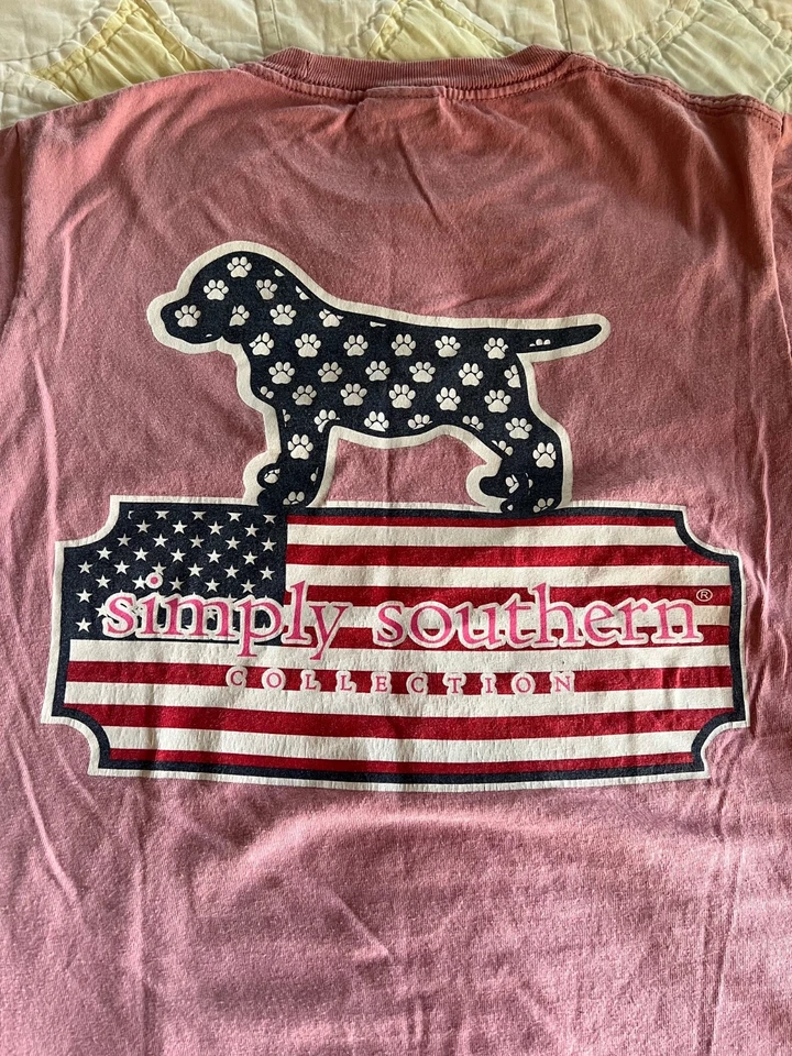 Camiseta Simply Southern Collection Pequeña, Bandera, Perro, Rosa Calidad DKL Foto 1 de 3