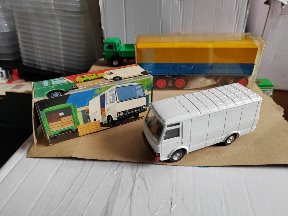 1/35 Boxed Model Cursor 877 Dealer Box Magirus Deutz — 第 1/4 张图片