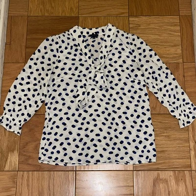 Женская блуза Talbots сине-черная в горошек с вырезом Vee моющаяся шелковая размер S - Изображение 1 из 4