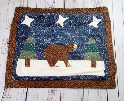 Almohada Acolchada Oso Falso en Nieve Noche Estrellada con Árboles Rústico Cabaña Decoración Naturaleza Foto 1 de 4