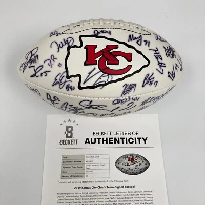 Fútbol americano firmado Patrick Mahomes por el equipo de campeones del Super Bowl 2019 Kansas City Chiefs Foto 1 de 4