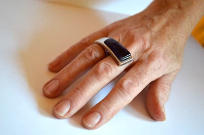 ANEL VINTAGE MODERNISTA ASSIMÉTRICO PIANEGONDA PRATA COM PEDRA AMETISTA ITÁLIA - Imagem 1 de 4