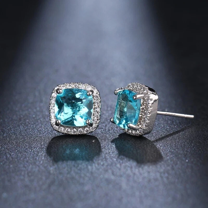 Aretes con halo de circonita cúbica y topacio azul talla cojín ZARD en placa de platino Foto 1 de 3