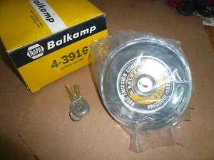 NAPA Balkamp 4-3916 bloqueo tanque de combustible tapa de gasolina con llaves ventiladas de lote antiguo - NUEVO - Imagen 1 de 3