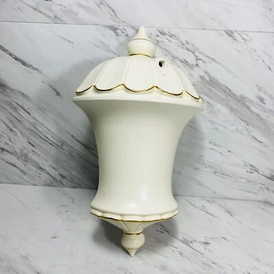 Aplique de pared grande blanco con adornos dorados tamaño 13”x7,5”x4” Foto 1 de 4