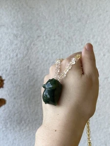 Halskette mit einem süßen handgeschnitzten grünen Hetian Jade Katze Anhänger und Citrin Perle - Bild 1 von 10