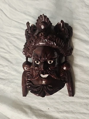 Antiga máscara chinesa esculpida em madeira pendurada na parede decoração imperador/dragão - Imagem 1 de 4