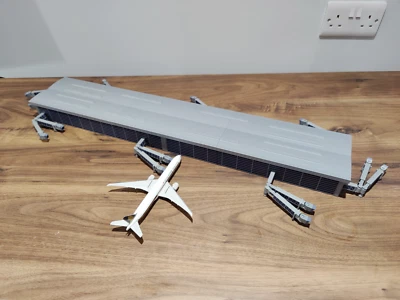 LARGE AIRPORT TERMINAL BUILDING + EXTENDING BRIDGES Model 1:400 Scale Diorama - Image 1 of 4