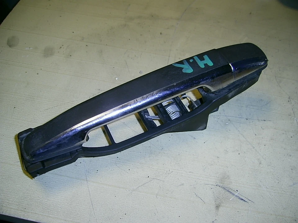 Manija de puerta trasera derecha Mercedes-Benz W210 E 300TD Avantgarde Foto 1 de 1